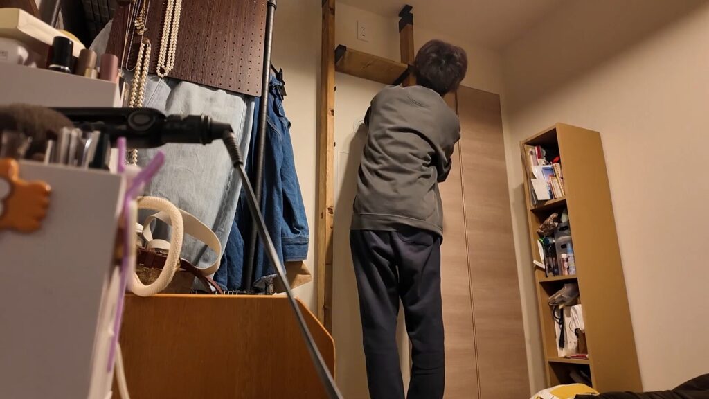 2×4材に棚受けをネジ止め