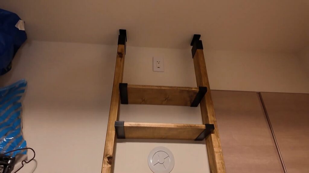 ラブリコで柱を立てる様子